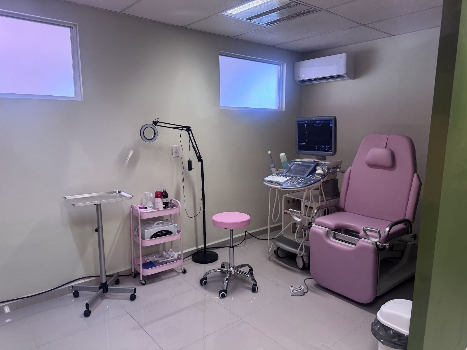 Consultorio con equipo de ultrasonido