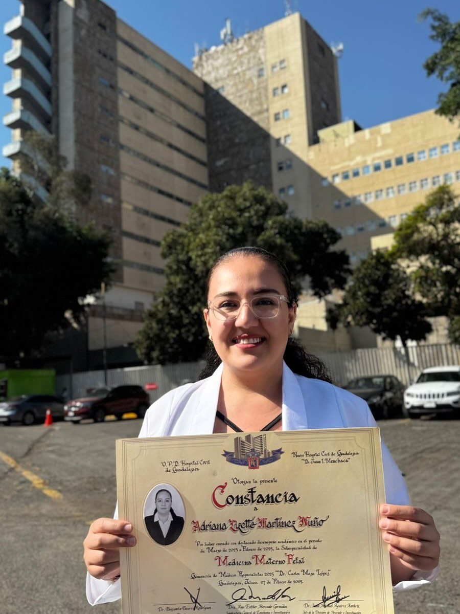 La Dra. Adriana Martínez Nuño con su título de Medicina Materno Fetal